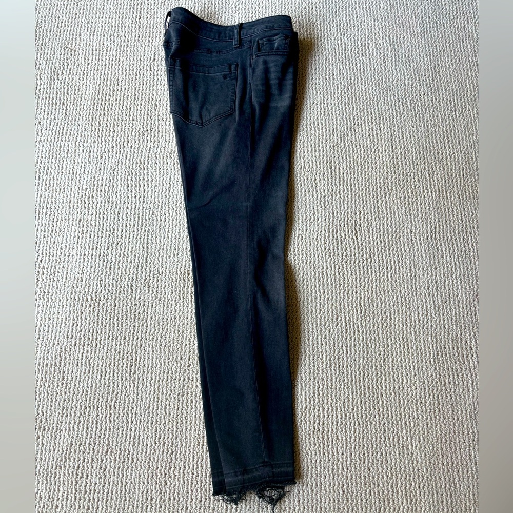 Vince Camino black frayed hem jeans. Size 29/8